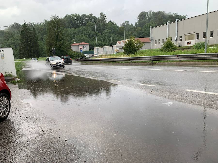 Via Peschiera a Varese, allagamenti e traffico rallentato