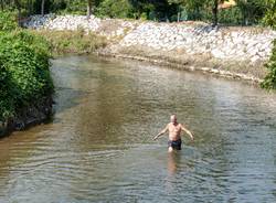 A Ferragosto, un tuffo e una nuotata nell'Olona di Parabiago