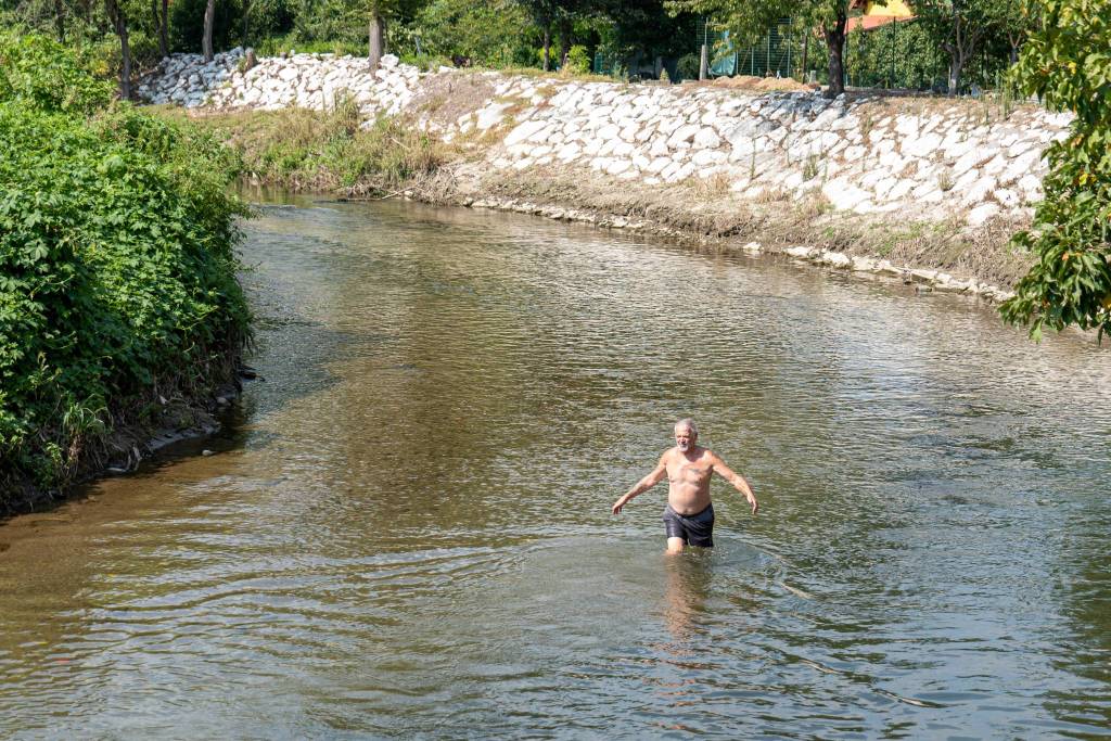 A Ferragosto, un tuffo e una nuotata nell'Olona di Parabiago