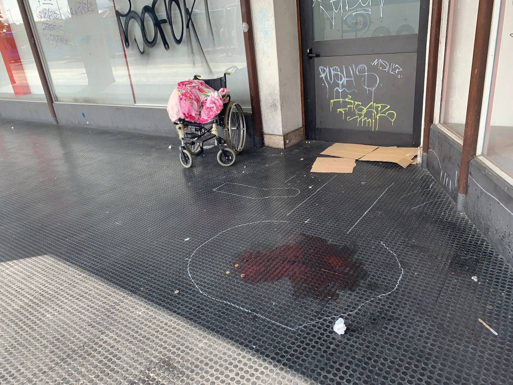 aggressione senza tetto via milano varese 25 agosto 