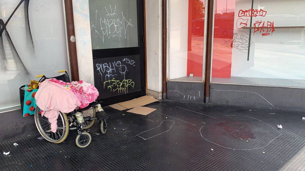 aggressione senza tetto via milano varese 25 agosto 