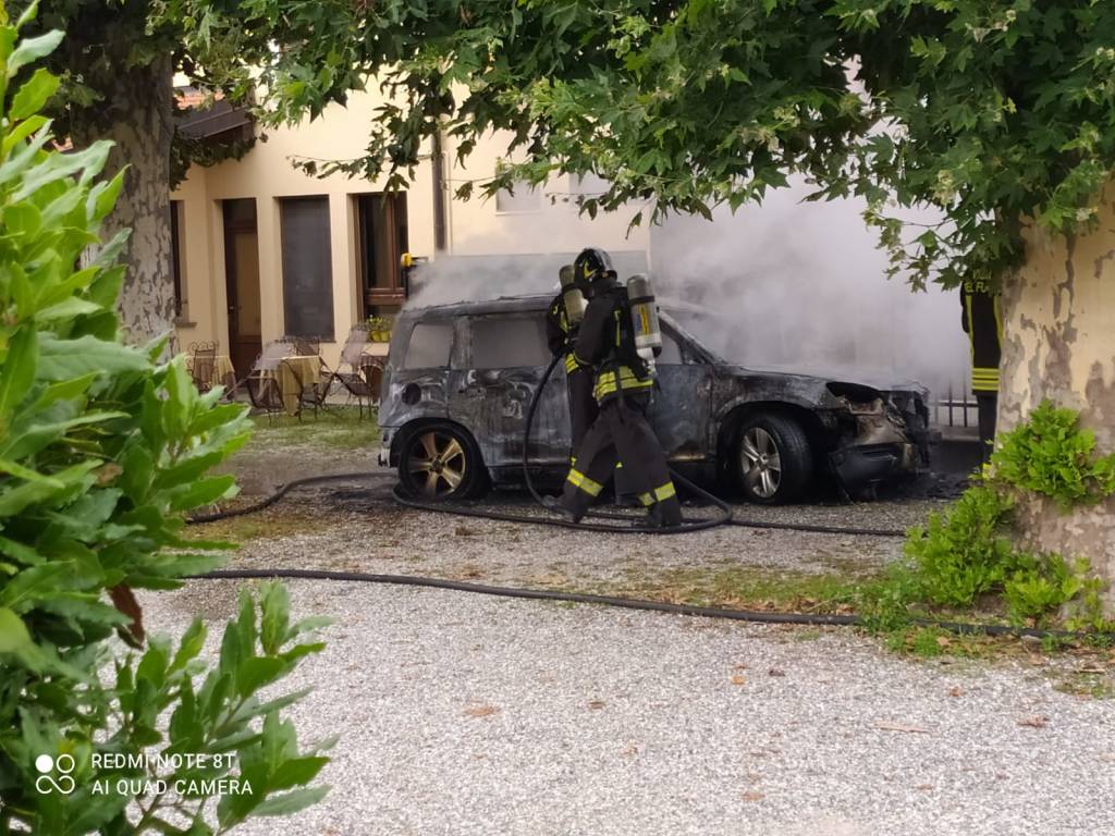 Auto in fiamme a Brinzio