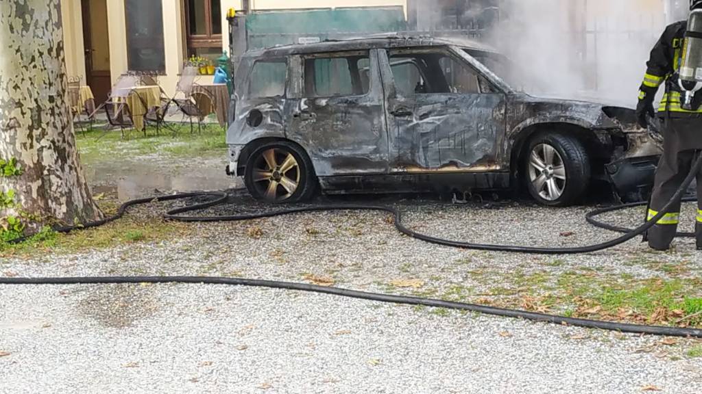 Auto in fiamme a Brinzio