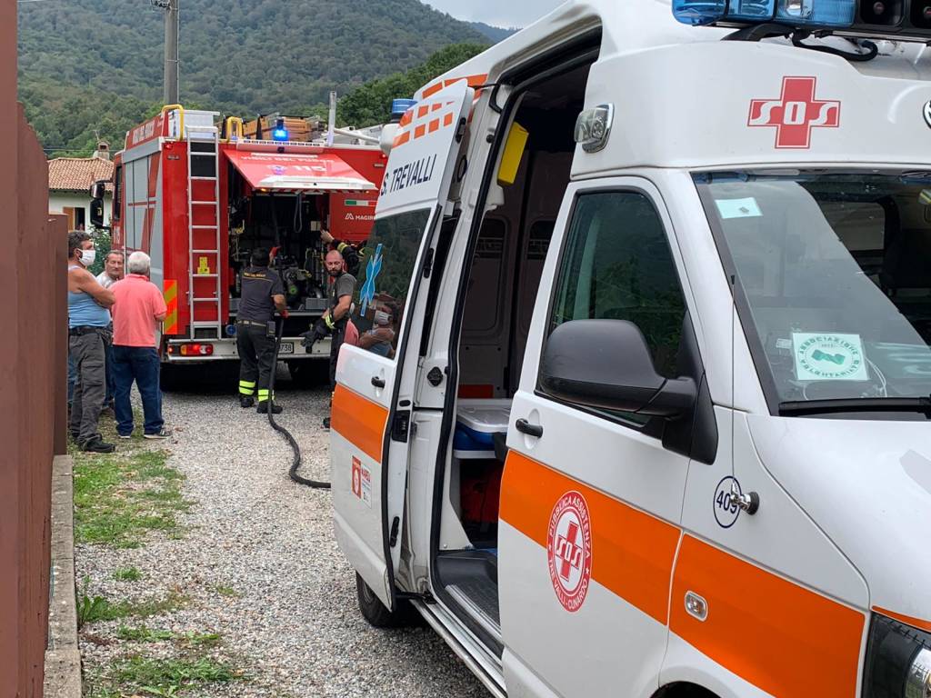Auto in fiamme a Brinzio