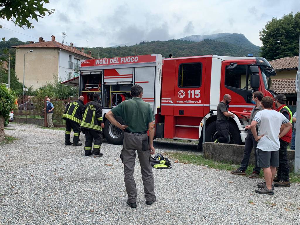 Auto in fiamme a Brinzio