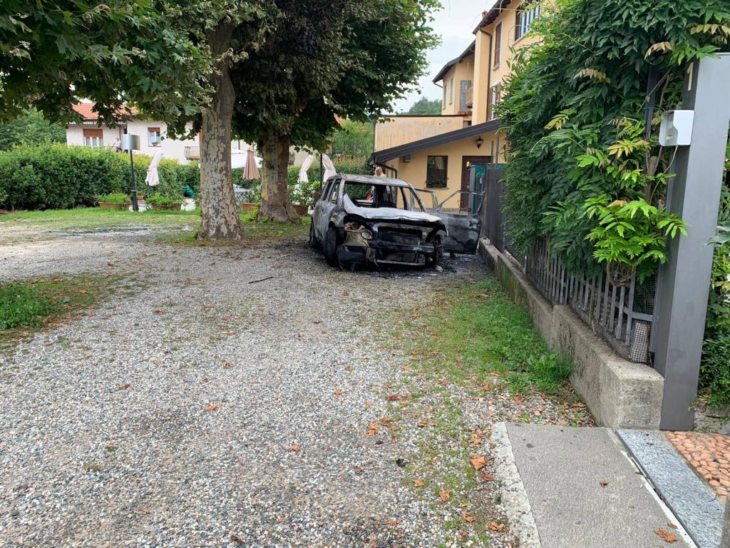 Auto in fiamme a Brinzio