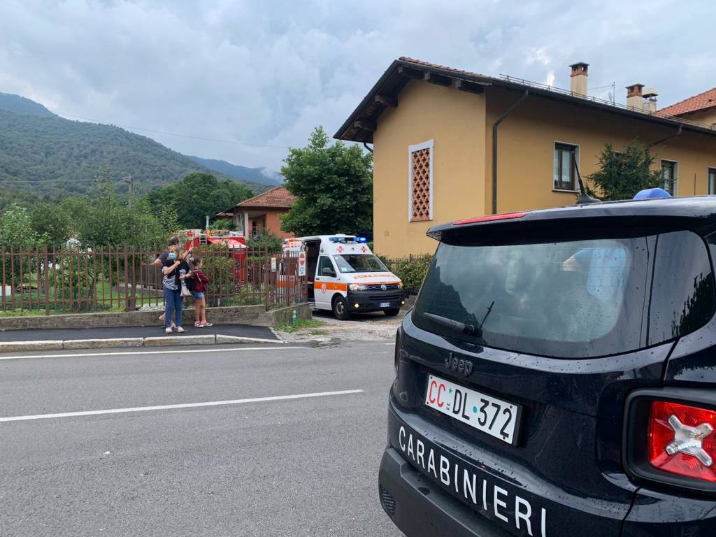 Auto in fiamme a Brinzio