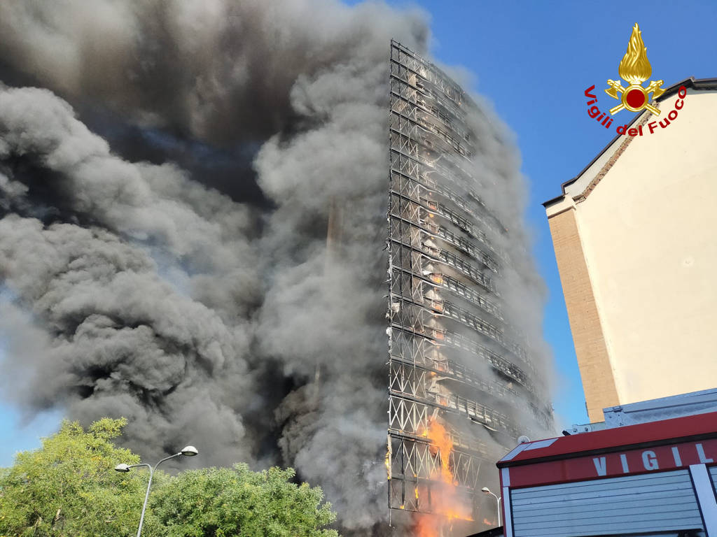 Grattacielo in fiamme a Milano 