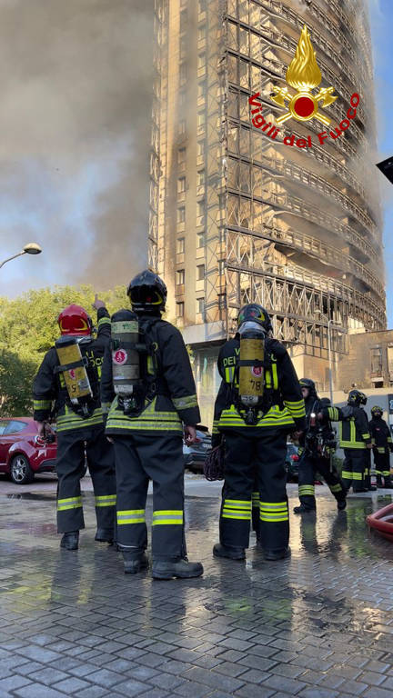 Grattacielo in fiamme a Milano 