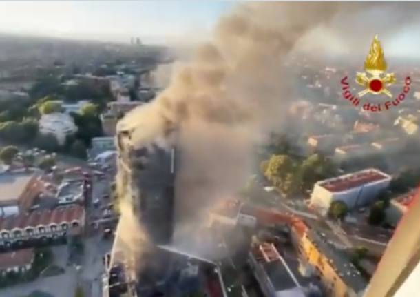 Grattacielo in fiamme a Milano