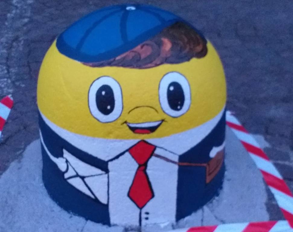 I personaggi sui "panettoni" di cemento a Samarate