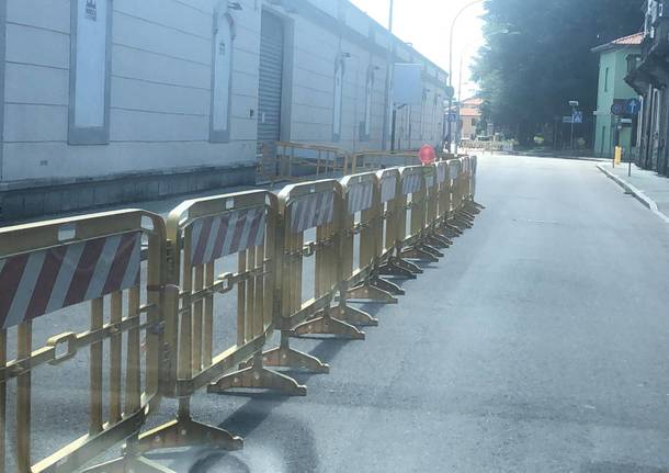 Transenne in corso Garibaldi a Legnano per un palo pericolante della illuminazione pubblica