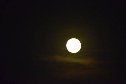 La luminosissima Luna "blu" nelle foto dei nostri lettori