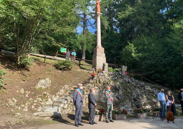 La statua della Madonna del Campo dei Fiori è tornata al suo posto