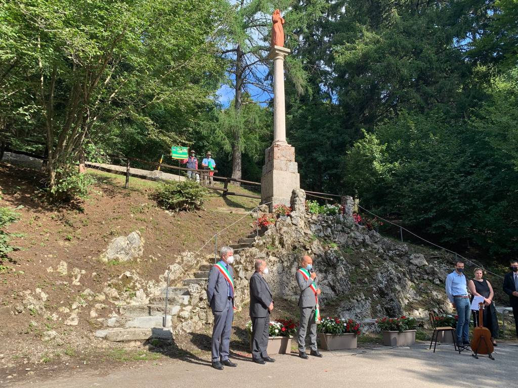 La statua della Madonna del Campo dei Fiori è tornata al suo posto