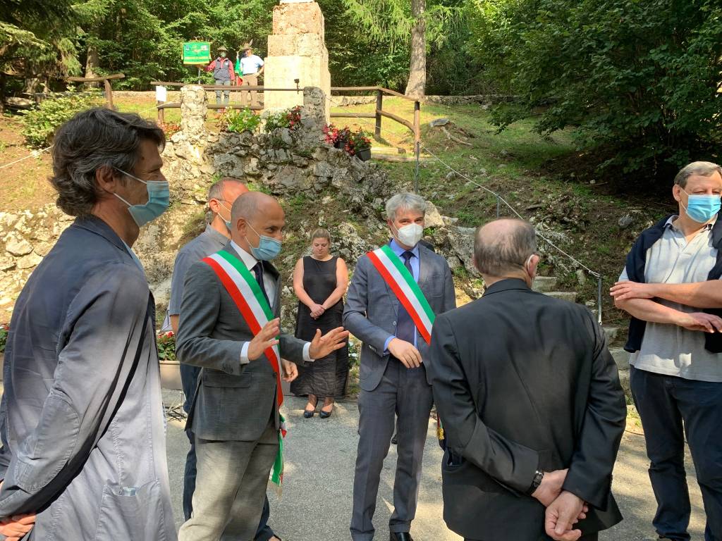 La statua della Madonna del Campo dei Fiori è tornata al suo posto