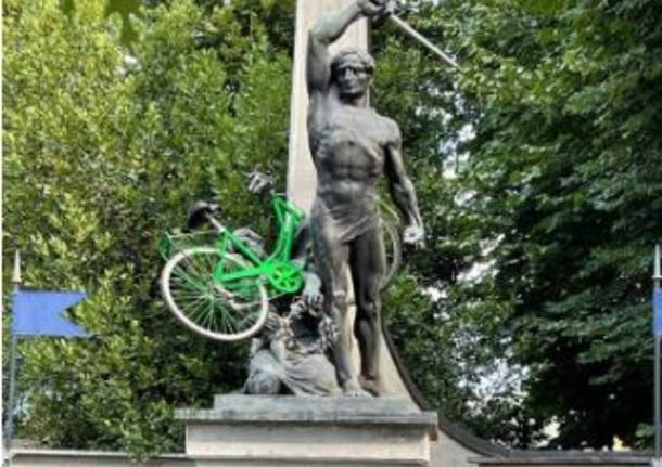 nerviano- bicicletta sul monumento