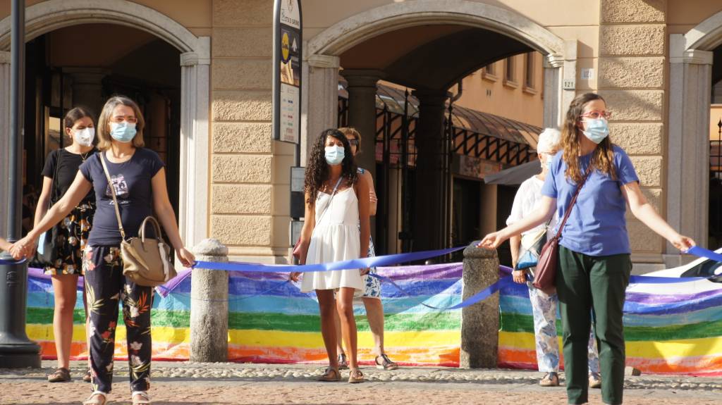 "Non vi lasceremo sole". Da Saronno la marcia a sostegno delle donne afghane