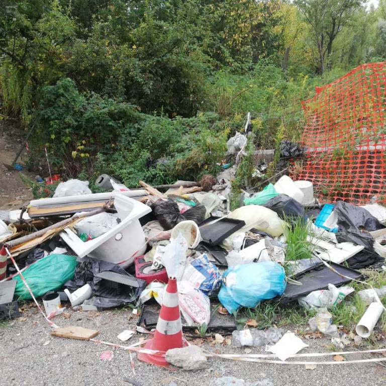 Parco delle Groane: volontari ripuliscono un'area sulla Saronno - Monza 