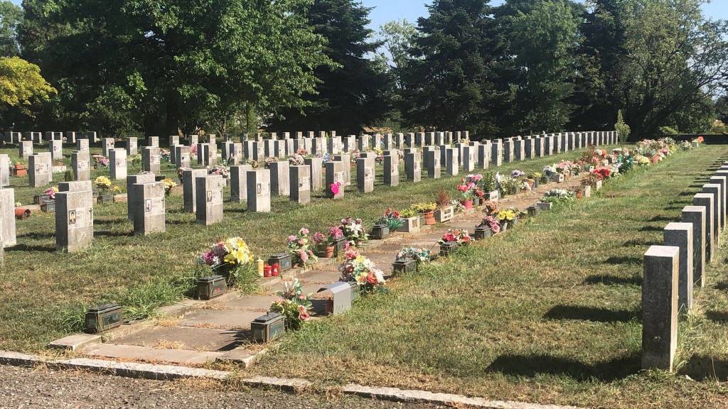 Pulizia al cimitero parco di Legnano: erba tagliata e nuovi innaffiatoi