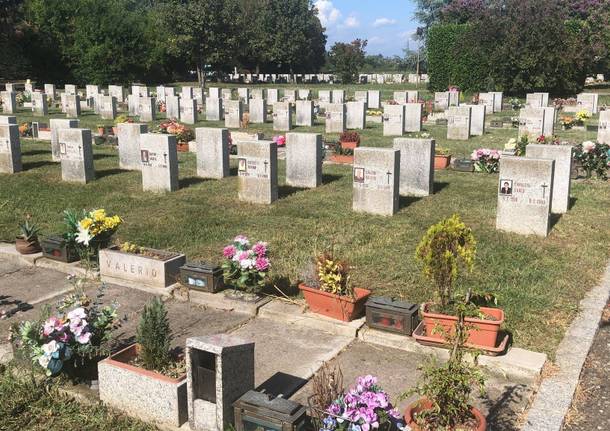 Pulizia al cimitero parco di Legnano: erba tagliata e nuovi innaffiatoi