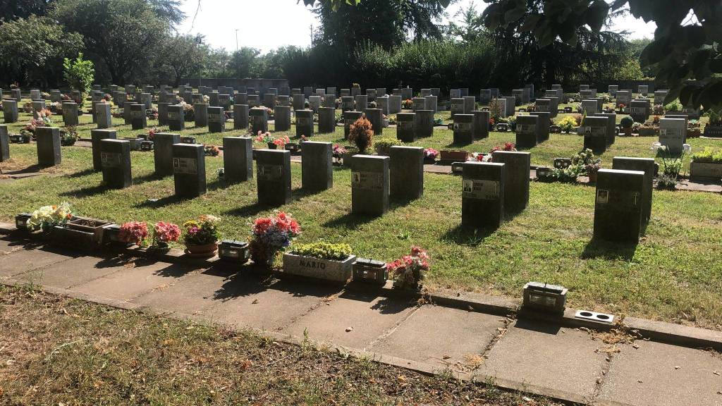 Pulizia al cimitero parco di Legnano: erba tagliata e nuovi innaffiatoi