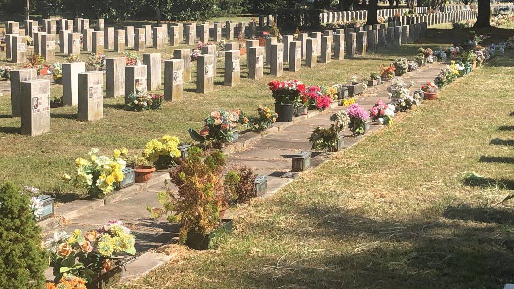 Pulizia al cimitero parco di Legnano: erba tagliata e nuovi innaffiatoi