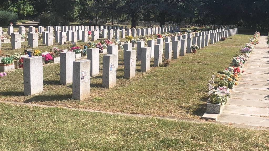 Pulizia al cimitero parco di Legnano: erba tagliata e nuovi innaffiatoi