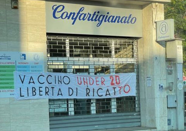 striscione contro vaccino agli studenti Confartigianato Legnano