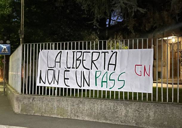 striscione no green pass a nerviano