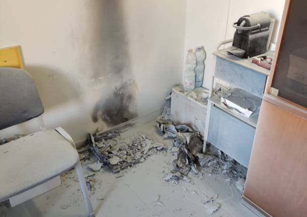 vandali nella sede dei sindacati all'ospedale di Varese