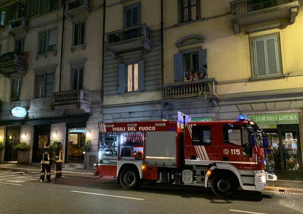 Varese, incendio in via Carcano