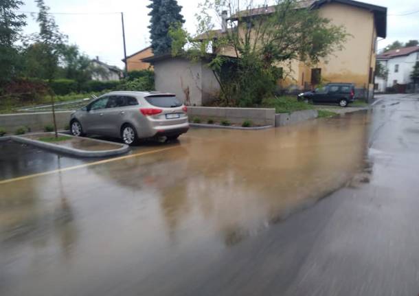 Allagato il nuovo parcheggio a Cazzago Brabbia