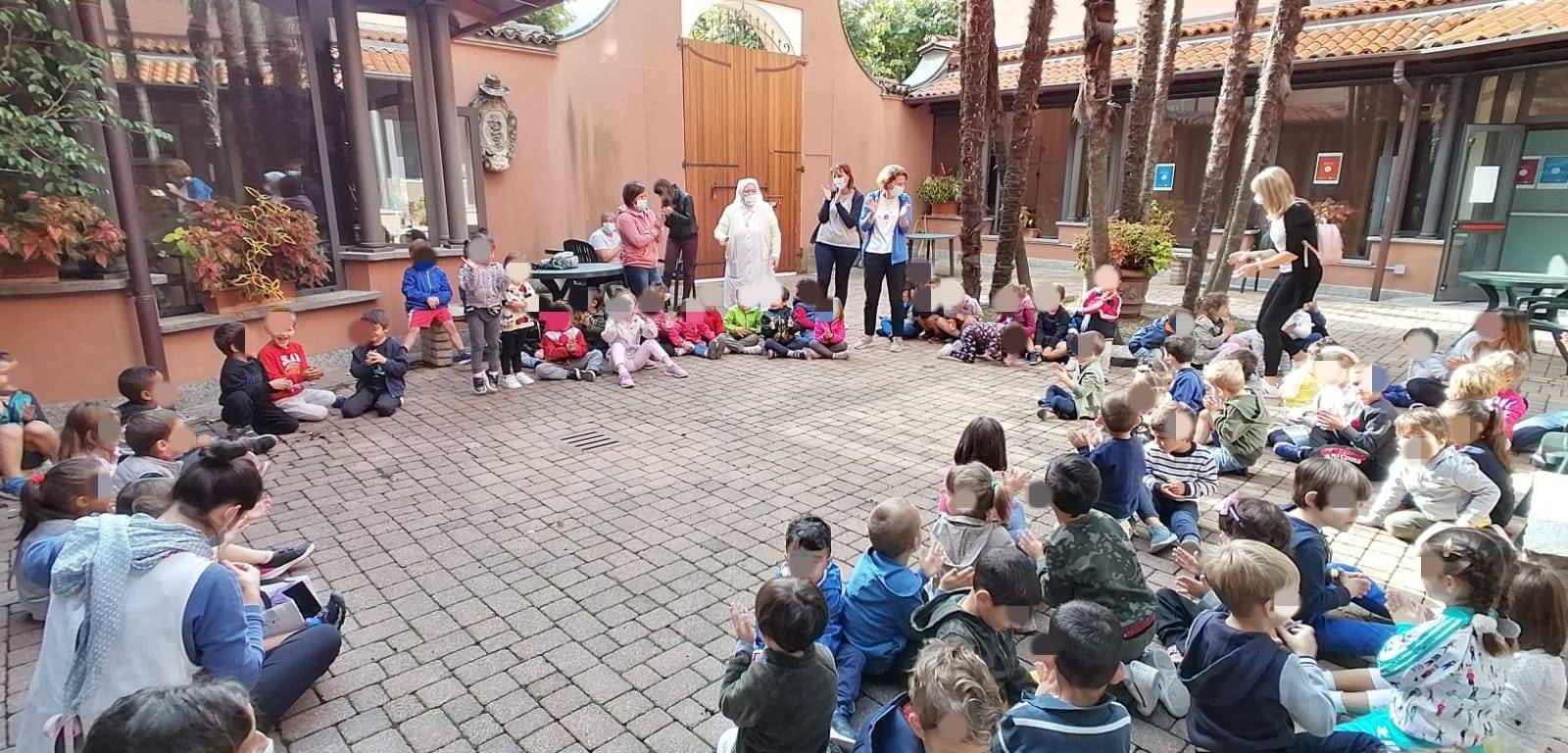 Bambini dell'asilo Ponti cantano per i nonni in Rsa