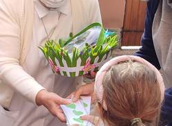 Bambini dell'asilo Ponti cantano per i nonni in Rsa