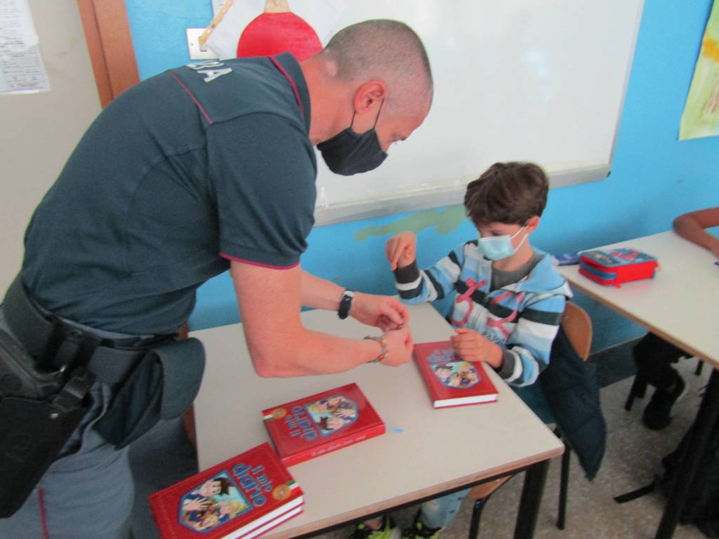 Carabinieri in cattedra alla primaria galilei di Avigno
