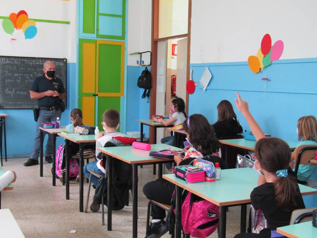 Carabinieri in cattedra alla primaria galilei di Avigno