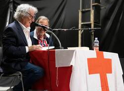 Il \"non libro\" di Enzo Iacchetti riempie i Giardini Estensi