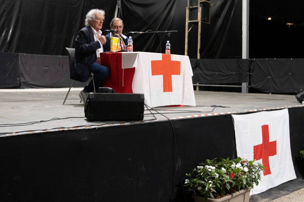 Il \"non libro\" di Enzo Iacchetti riempie i Giardini Estensi