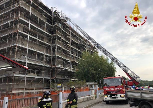 L\'incendio alla palazzina di Busto Arsizio