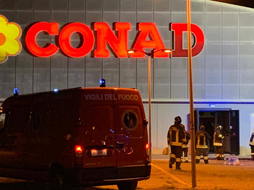 Incendio al Conad di Angera