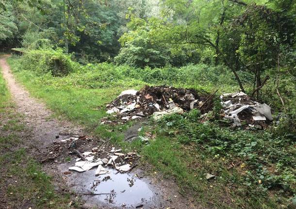 Ancora scarichi abusivi di materiale edile tra Monvalle e Leggiuno