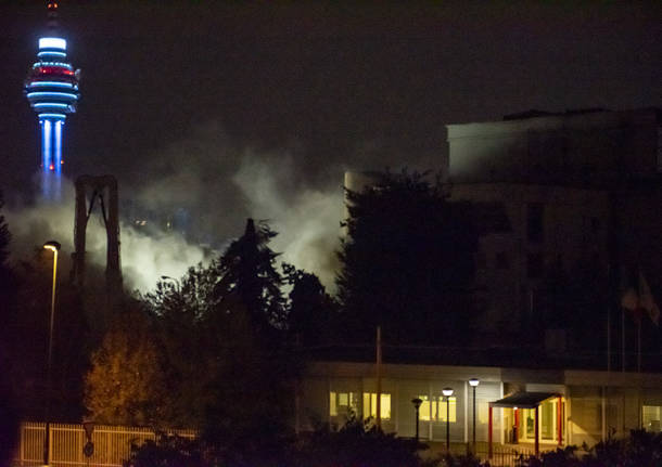 Demolito Il Vecchio Camino Dell Inceneritore Di Sesto San Giovanni