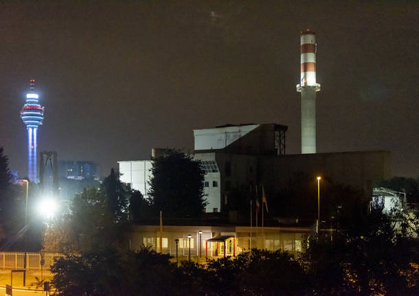 Demolito il vecchio camino dell’inceneritore di Sesto San Giovanni