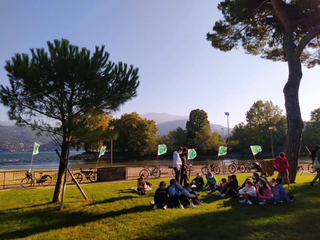 Fridays for future: in riva al lago Maggiore a Luino e Germignaga per chiedere un mondo più attento al clima