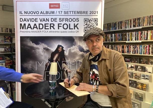 Davide Van De Sfroos presenta l'album Maader Folk a Varese Dischi 