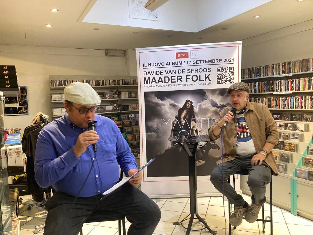 Davide Van De Sfroos presenta l'album Maader Folk a Varese Dischi 