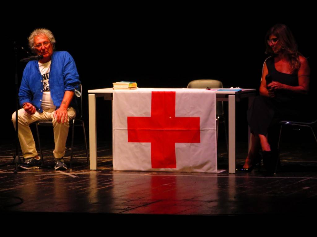Enzo Iacchetti con la Croce Rossa Legnao