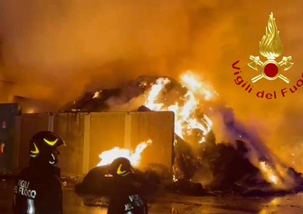 Fiamme in un'azienda di rifiuti a Cermenate