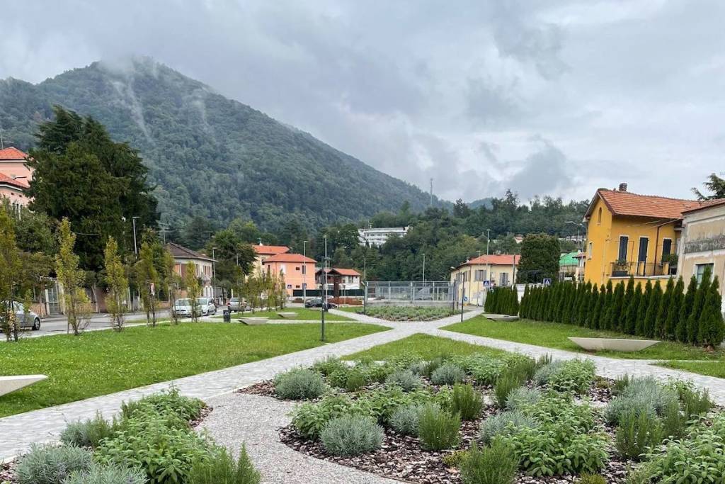 Induno Olona - I lavori per la trasformazione della vecchia ferrovia in pista ciclopedonale e area verde